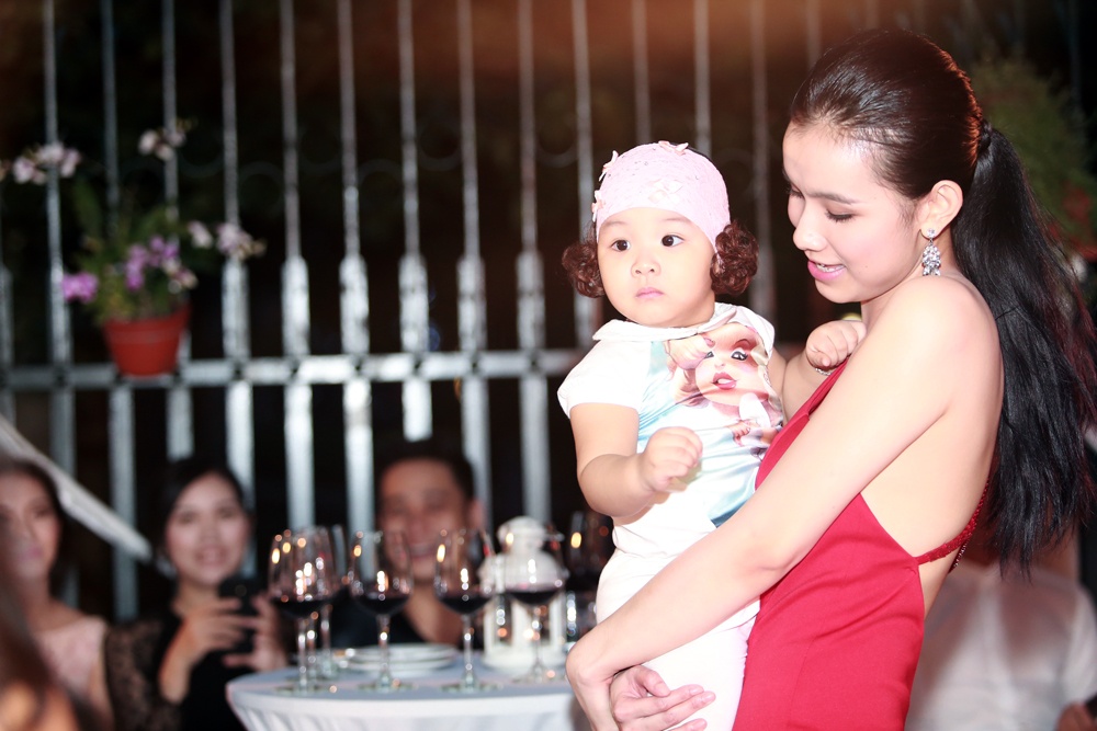 Thuy Lam khoe hai con dang yeu trong su kien hinh anh