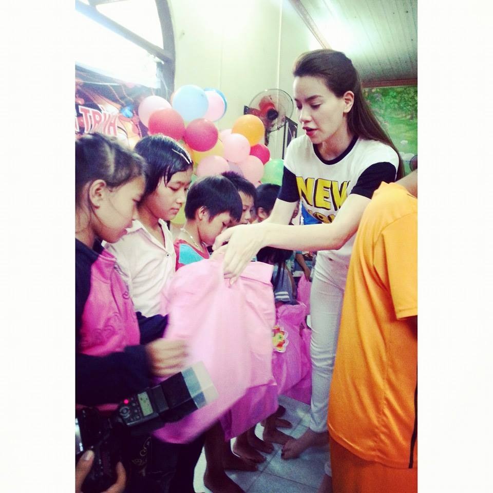 Sau đêm thi X Factor, chiều 1/9, Hồ Ngọc Hà cùng ê-kíp tới Đồng Nai phát quà Trung thu cho trẻ em gặp khó khăn.  