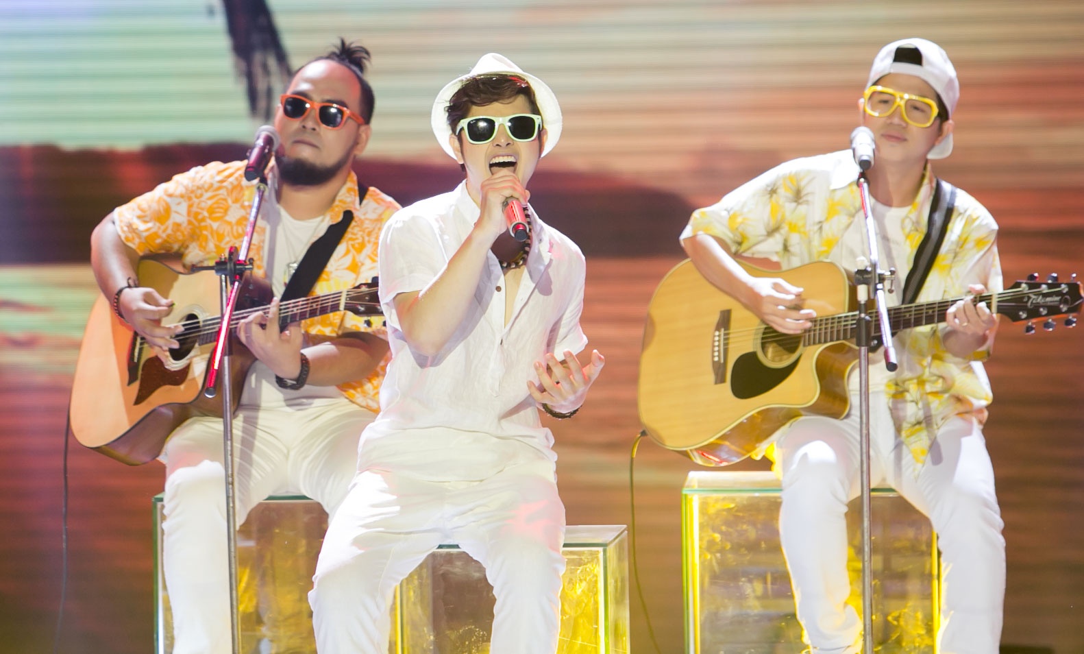 Hot boy X Factor khien Ho Quynh Huong phai nhun nhay hinh anh