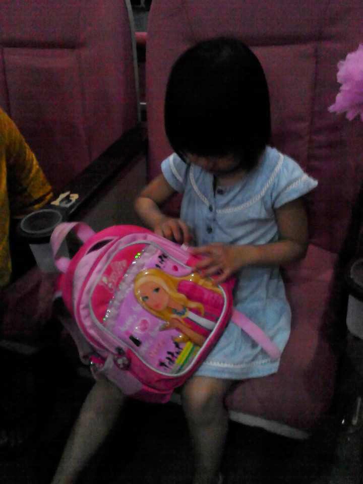 Tăng Ngân Hà - ca sĩ trưởng thành từ cuộc thi Vietnam Idol 2013 - đăng tải hình ảnh con gái đang cài lại khóa cho chiếc ba lô đáng yêu trước khi đến nhà trẻ. Dù làm một bà mẹ đơn thân, nhưng Tăng Ngân Hà lại cho rằng, bé Bầu (3 tuổi) - con gái cô là món quà tuyệt vời nhất mà cô có được. 