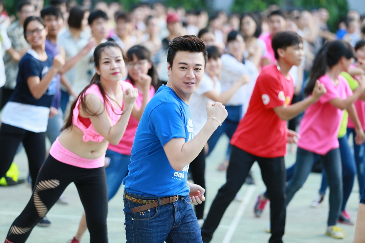 Sao Viet het minh voi dieu flashmob ky niem dip 10/10 hinh anh