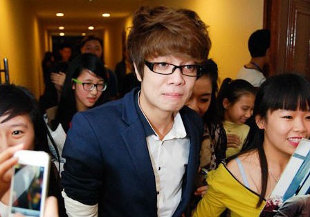 Sao Viet bi fan choi xau khi dang bieu dien hinh anh