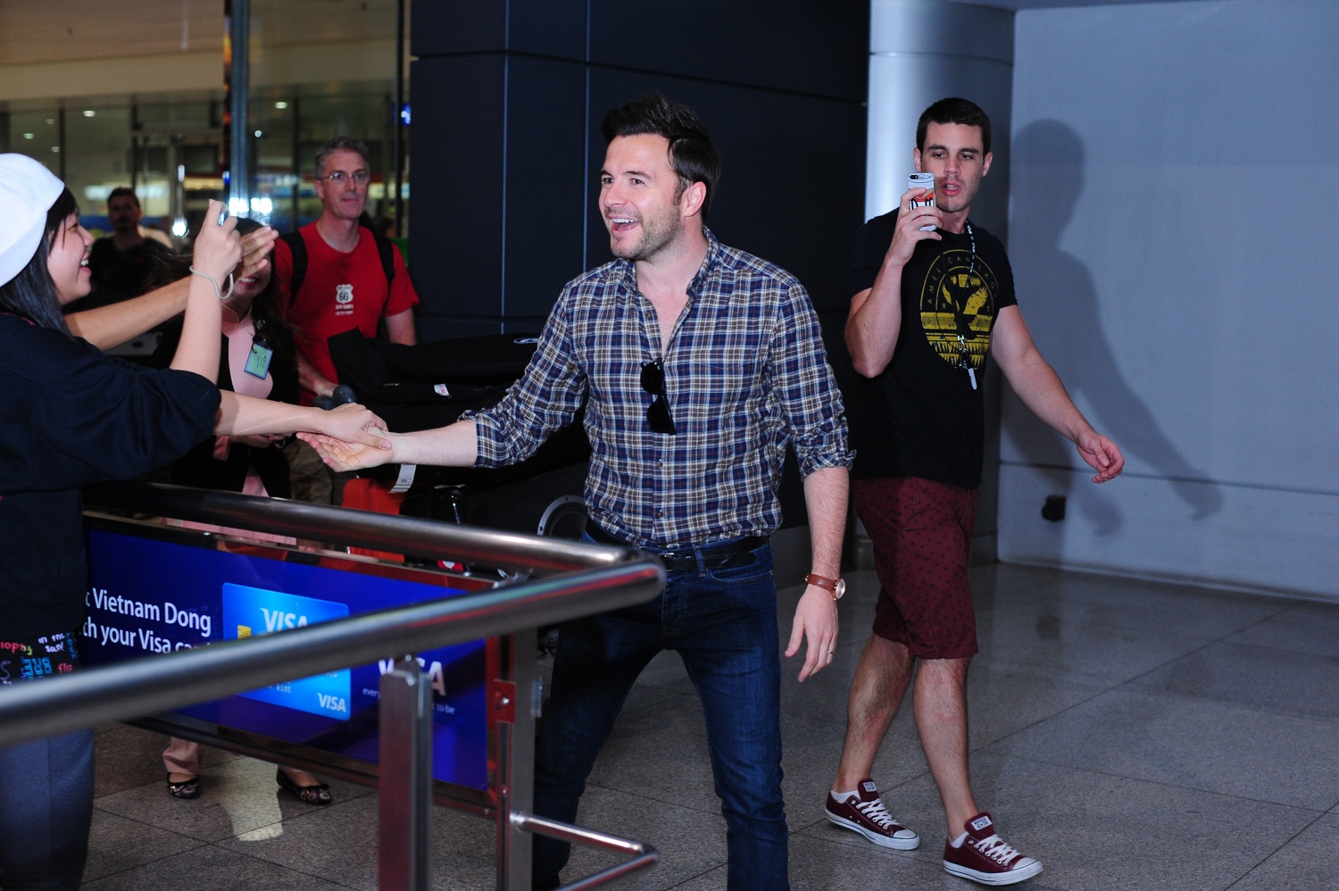 Cuu thu linh nhom Westlife tuoi roi bat tay fan Viet hinh anh