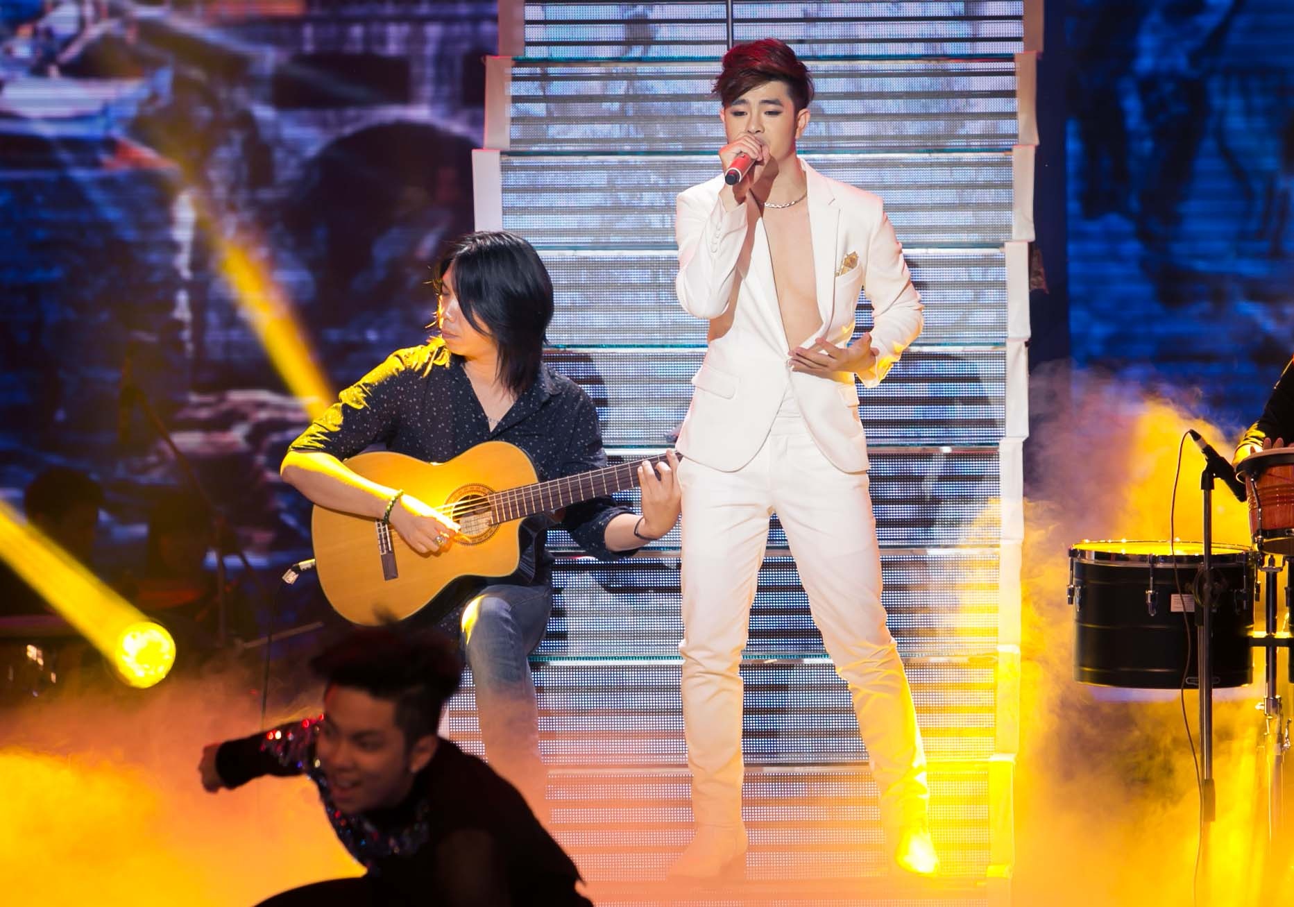 Hot boy X Factor phanh nguc bieu dien tren san khau hinh anh
