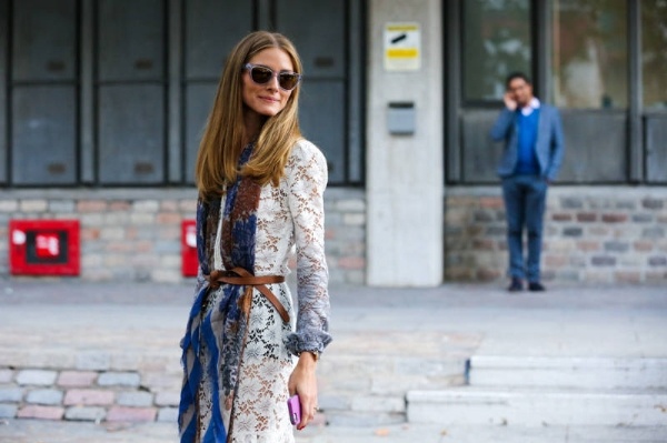 Các tín đồ thời trang luôn chầu chực chỉ để xem Olivia Palermo hôm nay mặc gì, diện gì. Và trong mùa thu năm nay, những gì fashionista này khoác lên người cũng lại là hot trend của mùa này. Các nàng có thể học tập Olivia khi mặc một chiếc váy ren trắng và cài một chiếc khăn lụa mỏng định hình bằng thắt lưng da bản nhỏ..