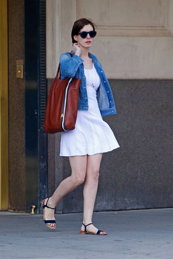 Anne Hathaway níu giữ mùa hè với chiếc váy trắng tinh khối cùng sandals.