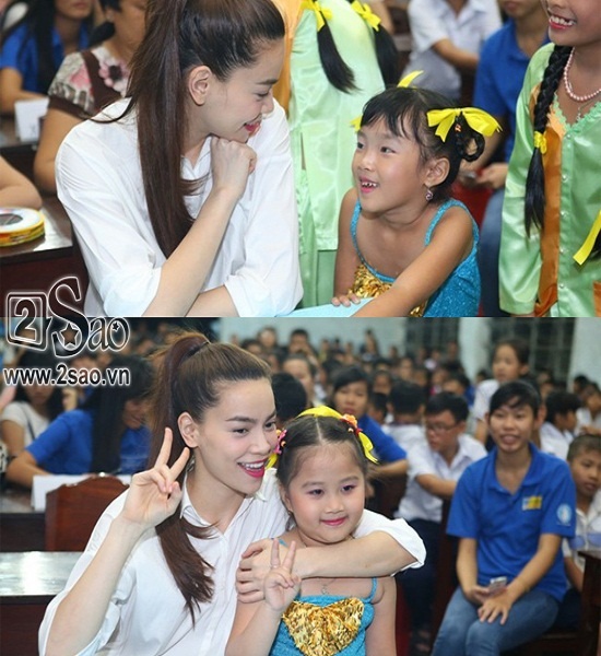 Hà Hồ vui tươi chụp hình và nói chuyện với các em nhỏ trong một chuyến đi từ thiện.