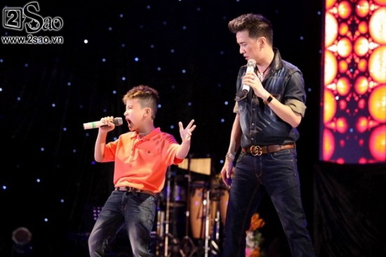 Cậu bé bản sao của Mr Đàm này đã “dìm hàng” chính thần tượng của mình khi cùng  chung sân khấu. Trong khi cậu bé nhảy và hát rất bốc lửa thì Mr Đàm chỉ biết ngồi xem.