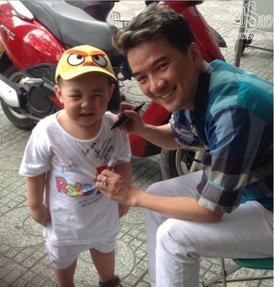 Một nhóc tì dễ thương xin chữ ký lên áo của Đàm Vĩnh Hưng ngay trên hè phố.