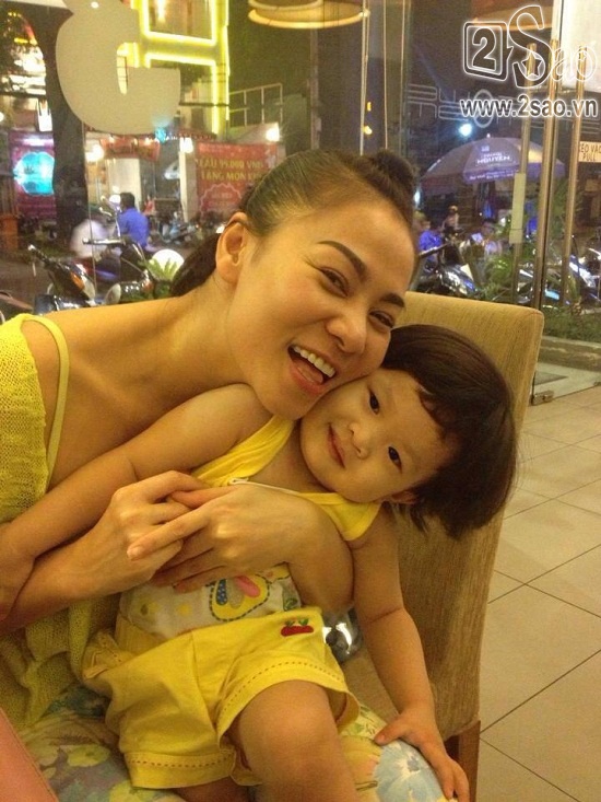 Thu Minh phấn khởi khi được ôm một fan nhí dễ thương. Cô cũng từng được một fan nhí tiểu học bày tỏ sự ngưỡng mộ ngay trong bài kiểm tra văn.