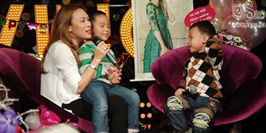 Cuộc nói chuyện giữa Mỹ Tâm và hai nhóc tì không khác nào một talkshow thực sự.
