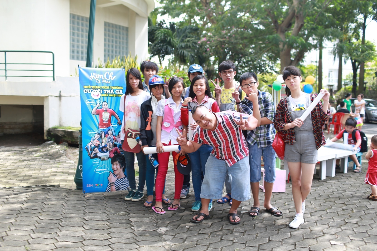 Một ngày tại phim trường Kim Chi Cà Pháo, fan hâm mộ của Hiếu Hiền đã có dịp giao lưu “thả ga” với thần tượng của mình và được tận mắt chứng kiến quá trình quay phim rất căng thẳng của toàn bộ ekip sản xuất phim chuyên nghiệp. Bên cạnh đó, các bạn còn có cơ hội được thử sức diễn xuất trực tiếp một số cảnh phim dưới sự hướng dẫn tận tình của Hiếu Hiền ngay tại trường quay