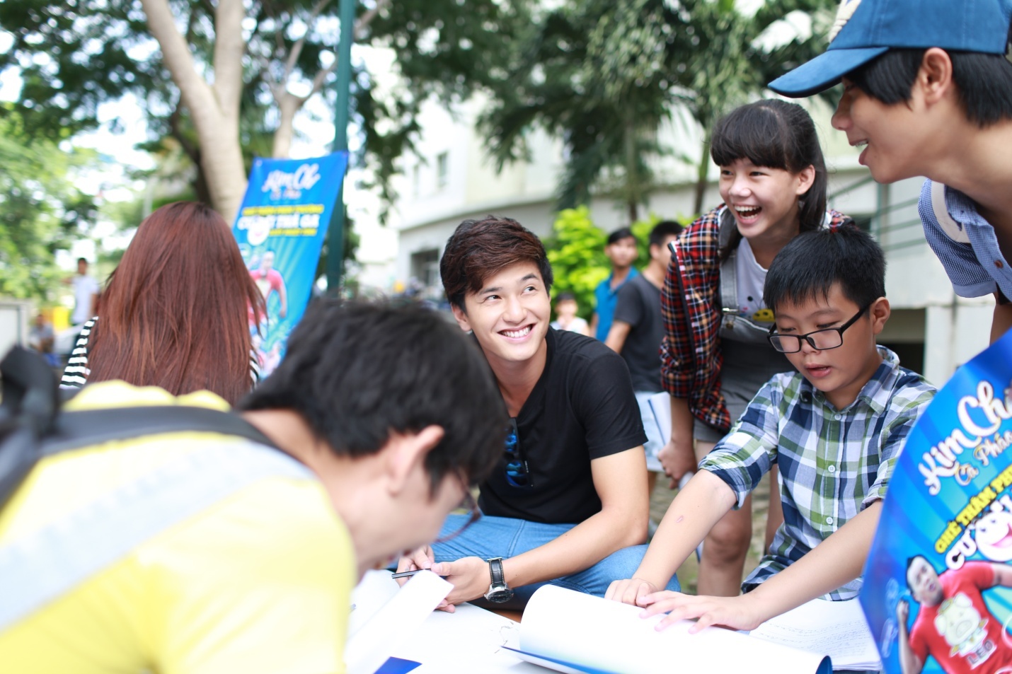 Huỳnh Anh tươi cười rạng rỡ khi giao lưu cùng fan hâm mộ.