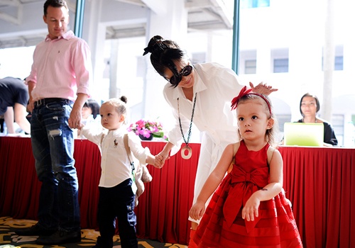 Chong ho tong ba me con Hong Nhung di su kien hinh anh