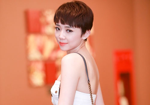 Toc Tien dien cay trang goi cam den hop bao hinh anh