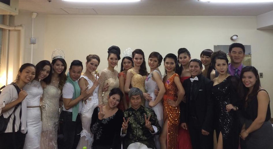 Thi sinh Hoa hau bat khoc trong hau truong hinh anh