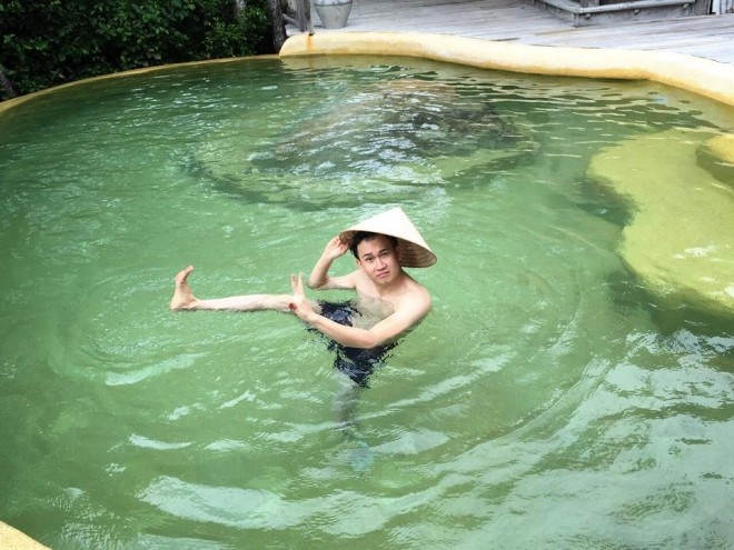 Sẽ không có ai “lạ đời” như Dương Triệu Vũ, khi anh vừa bơi vừa đội nón lá vì sợ… đen da. Đây là bức ảnh em trai Hoài Linh cùng bạn bè nghỉ mát tại Nha Trang.