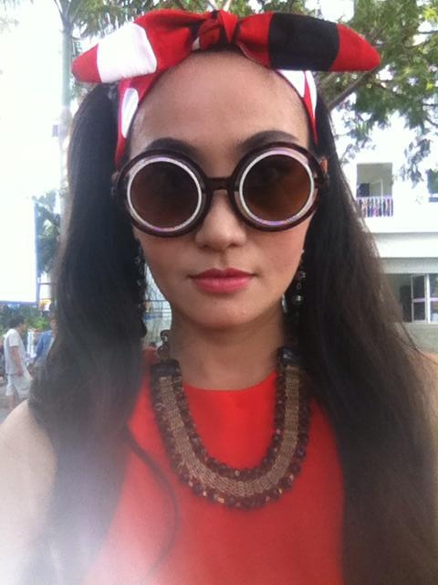 Hạnh Thúy đang muốn hồi teen chăng? Bà mẹ của 2 nhóc tỳ chắc mượn cặp kính và nơ cài tóc của cô con gái lớn đi diễn?