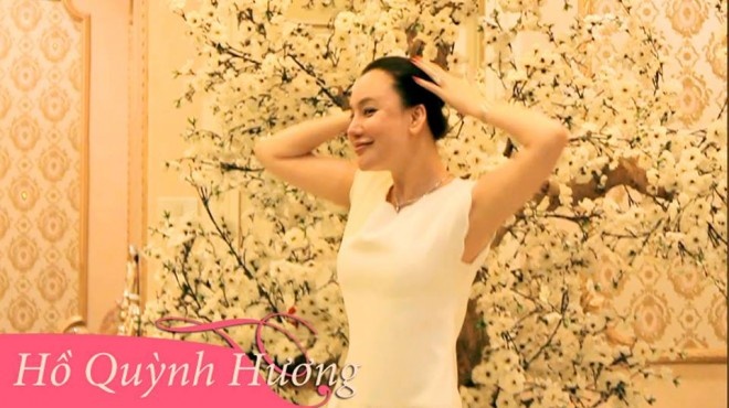 Hồ Quỳnh Hương được cánh phóng viên đề nghị tạo dáng “mặt ngầu”, cô loay hoay mãi cuối cùng ngầu không thấy đâu chỉ làm toàn mặt “xấu lạ”. Xem lại bức hình này, nữ ca sĩ Anh thốt lên: “Hình dọa ma này hợp với Halloween đấy nhỉ?”