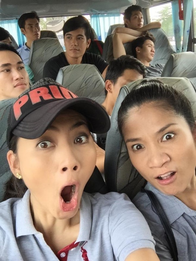 Giữa lúc mọi người trong đoàn phim đang ngủ, Ngọc Lan và Cát Tường “rảnh rỗi sinh nông nổi” bằng cách phì hơi xem hơi thở ai thơm hơn?