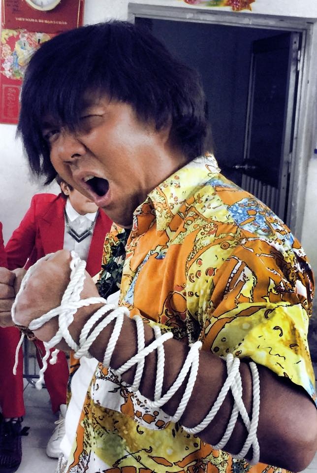 Danh hài Quốc Thuận trông rất ngầu trong hình tượng mới khi tham gia chương trình Cặp đôi bá đạo. Nhìn đầu tóc bù xù, chiếc áo hoa hòe, điểm xuyến phụ kiện là những chiếc dây thừng trên tay đủ để biết Quốc Thuận không bao giờ dám bước ra đường vì sẽ không lường trước được chuyện gì sẽ xảy ra cho mình.