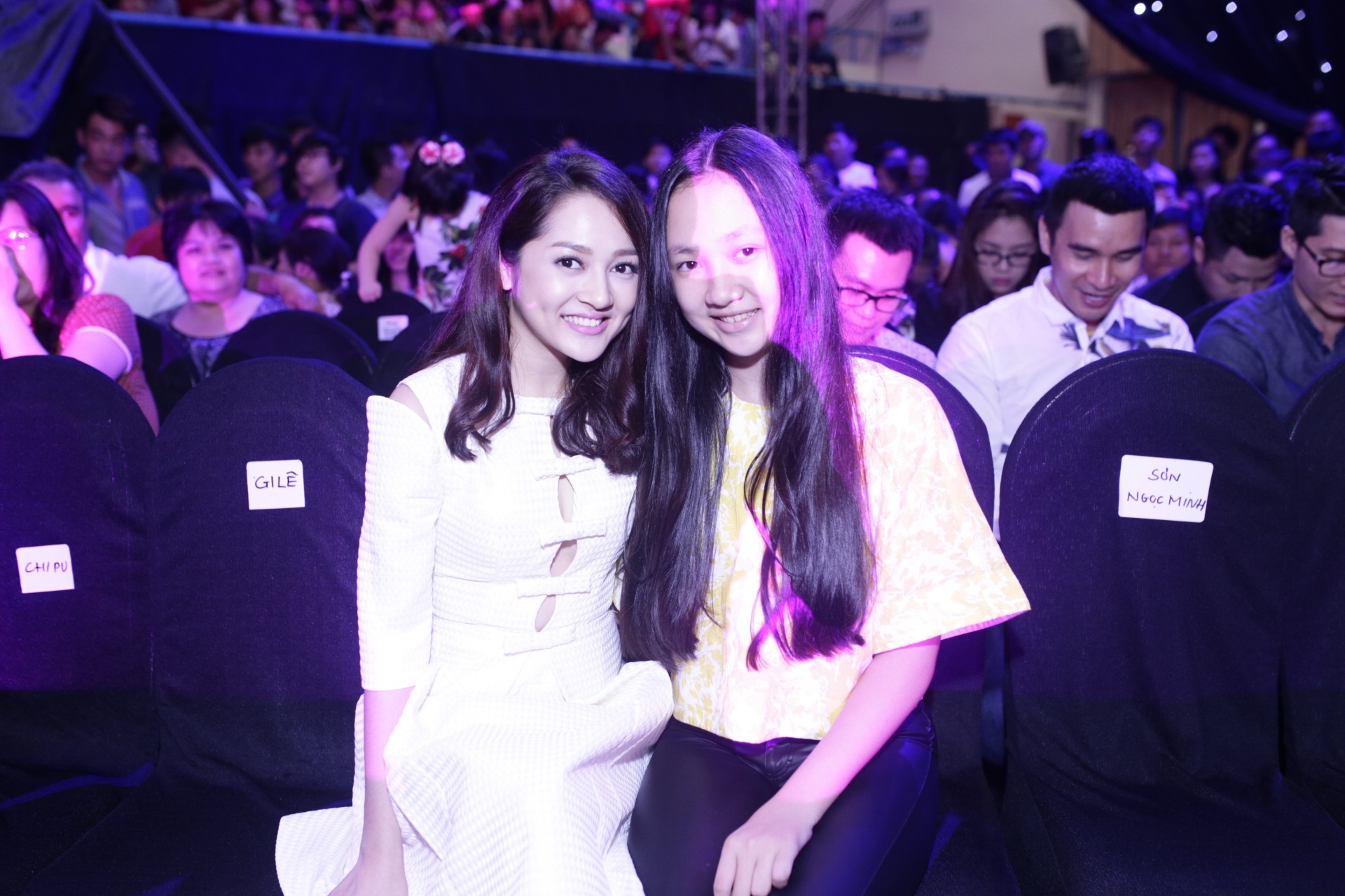 Bao Anh dua em gai xinh dep di xem X Factor hinh anh