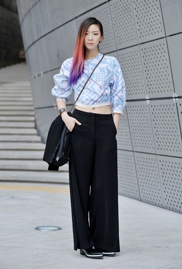 Những chiếc quần ống rộng đang làm mưa làm gió làng thời trang đã được fashionista này nhanh chóng cập nhật. Cô nàng khéo léo mix&match chúng với áo crop-top họa tiết trông thật cá tính.