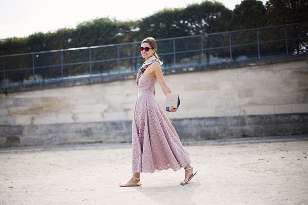 Cô nàng này trông vừa duyên dáng lại vừa sành điệu trong chiếc váy maxi với gam màu pastel nữ tính. Để tạo điểm nhấn cho bộ trang phục, cô nàng đã khéo léo kết hợp chiếc khăn mỏng có cùng tông màu.