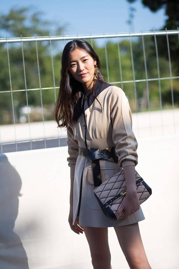 Chỉ cần đơn giản một chiếc áo khoác với họa tiết nổi bật cũng đủ giúp bạn thu hút mọi ánh nhìn xung quanh.