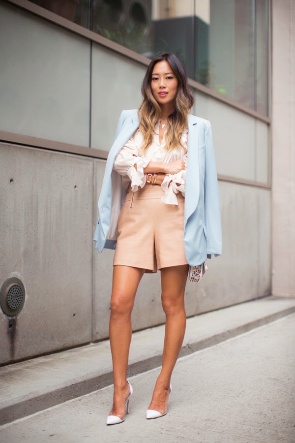 Sweater và skinny đã quá cũ kĩ ư? Vậy hãy thử làm mới phong cách này bằng cách buộc một chiếc áo sơ mi ngang hông như cô nàng này xem sao? Bạn sẽ trở nên phá cách hơn vẫn với phong cách mà bạn yêu thích.