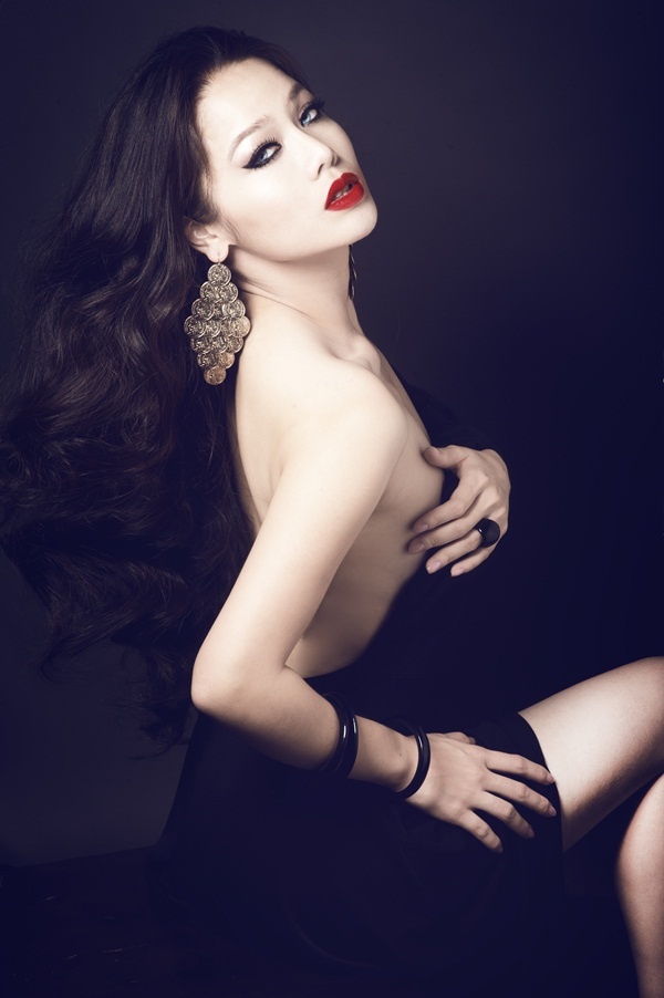 Ở thời điểm đó, Nhật Kim Anh cho rằng cô đang cố gắng để hoàn thiện bản thân, không còn là cái bóng của Hà Hồ. Cô tâm sự, nếu có tài chính, vị trí của cô có thể sánh ngang Hồ Ngọc Hà.