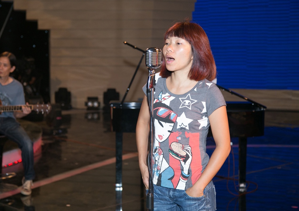 Ha Tran de mat moc di tap nhac hinh anh