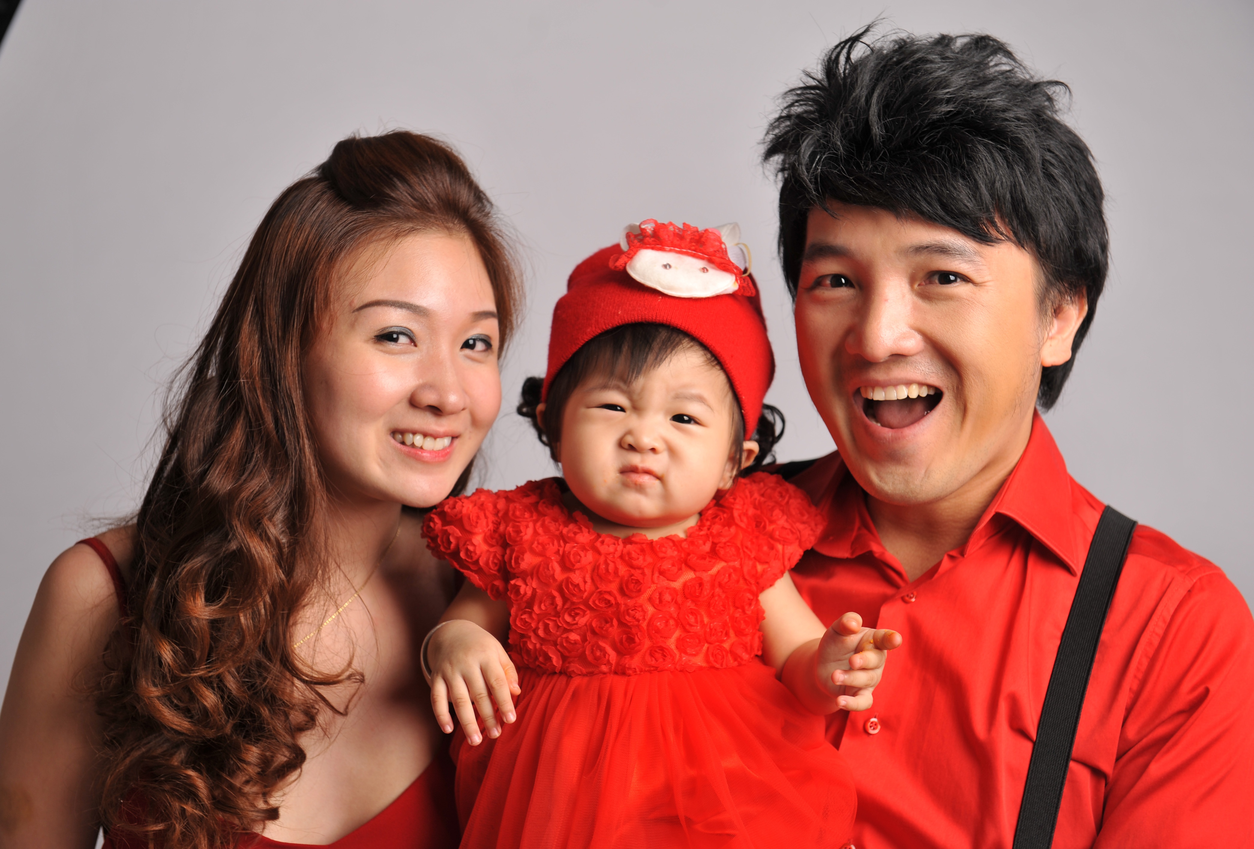 Vo chong Duong Ngoc Thai vui ve ben con gai hinh anh