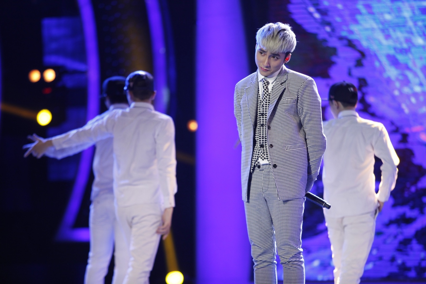 Phan ung trai nguoc cua ca si Viet truoc nghi an dao nhai hinh anh