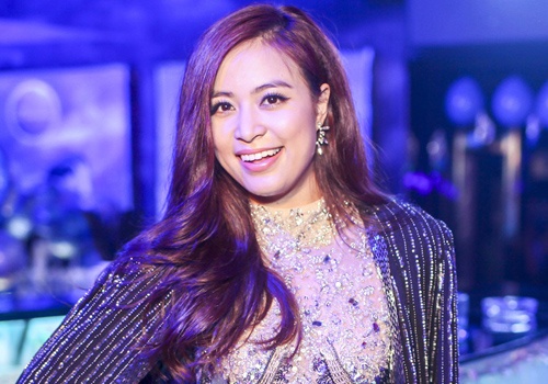 Hoang Thuy Linh khoe duong cong nong bong hinh anh