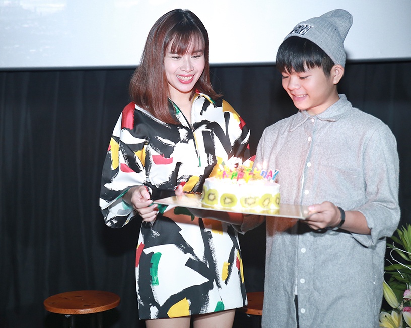 Luu Huong Giang don sinh nhat vang Ho Hoai Anh hinh anh