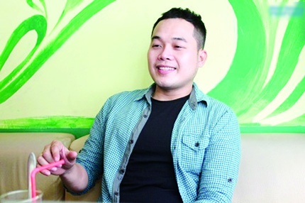 Khanh Binh tho cac co nghe si de lay may hinh anh