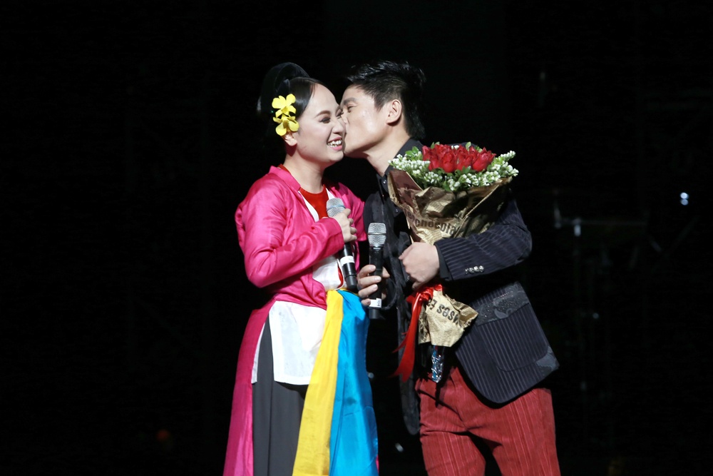 Tan Minh lien tuc hon vo tren san khau hinh anh