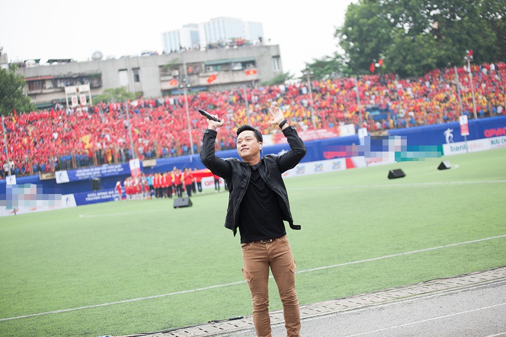 Tuan Hung hat nham loi khi dien tai san van dong hinh anh