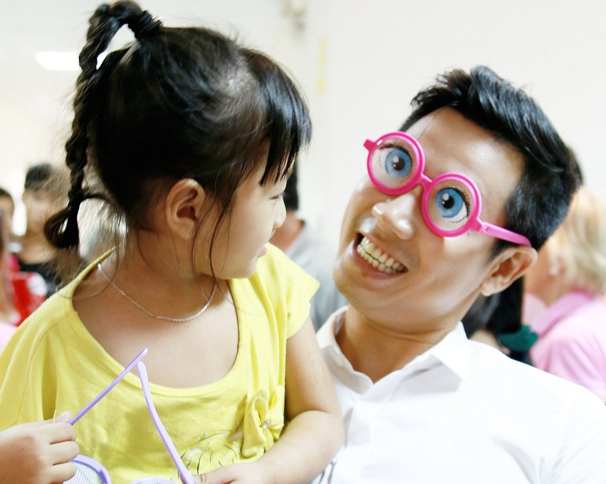 MC Nguyen Khang vui dua cung tre em ho ham ech hinh anh