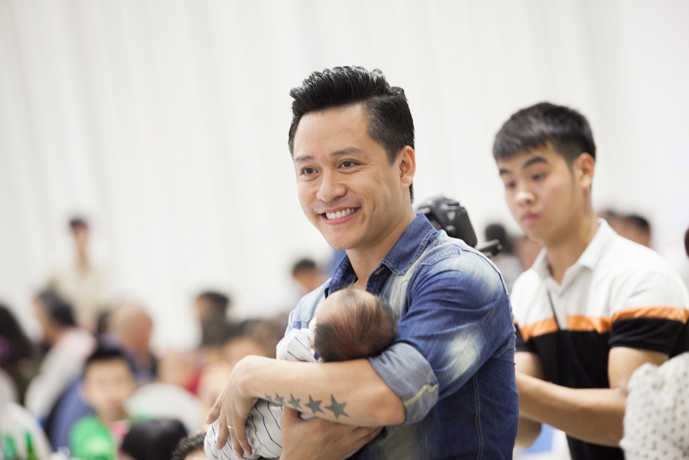 Vo chong Tuan Hung lan dau khoe anh quy tu hinh anh