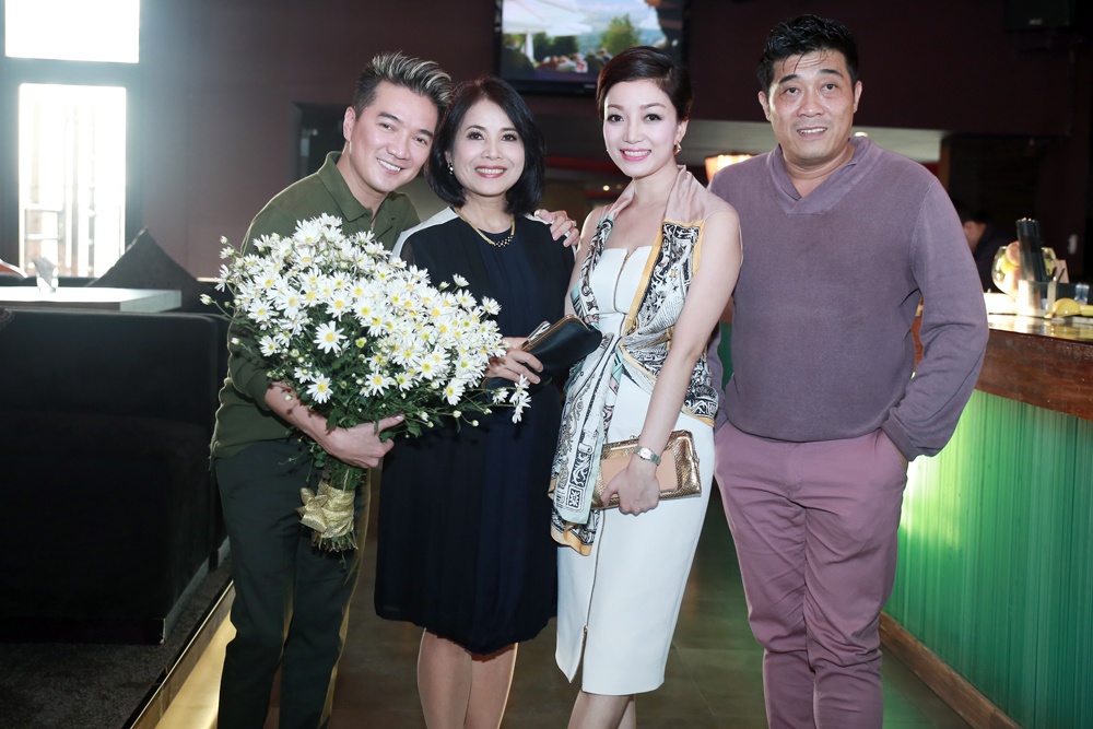 Dam Vinh Hung mang xe ma vang gia 40 ty dong vao liveshow hinh anh