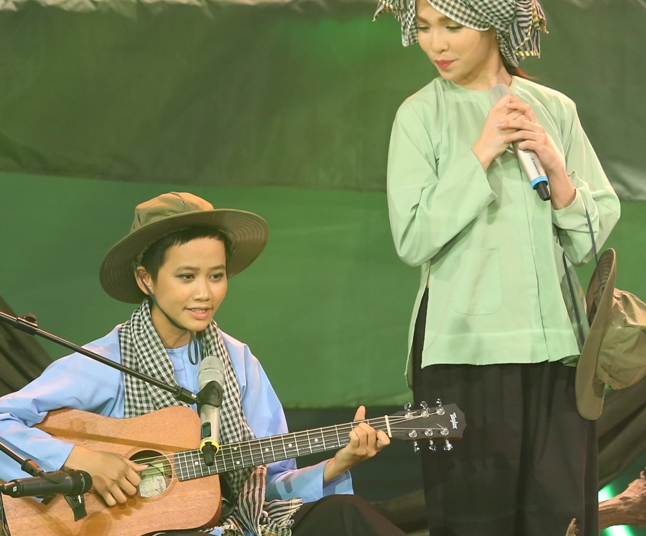 Hien Thuc bi gop y vi cach hat nung niu hinh anh