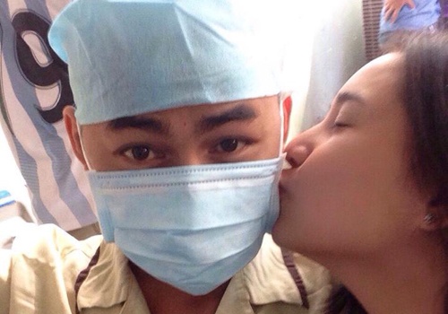 Duy Nhan om hon vo sau nhieu ngay cach ly hinh anh