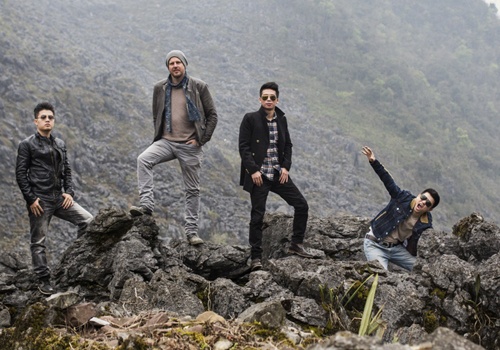 Nhom nhac Ngu Cung lam chung liveshow voi Ha Tran hinh anh