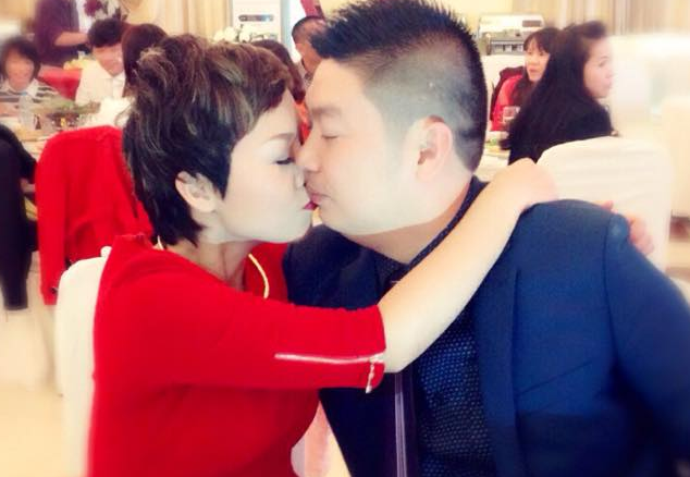 Thai Thuy Linh bi mat lam dam hoi voi ong xa dien trai hinh anh