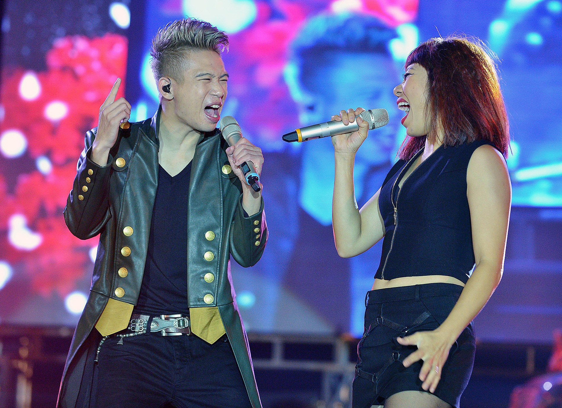 Rock fan lam nong live show Ngu Cung bang phao sang hinh anh