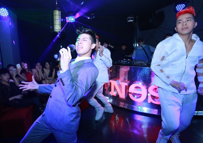 Noo Phuoc Thinh khuay dong dem dong Ha Noi hinh anh