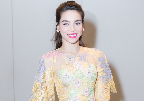 Ha Ho mac do xuyen thau noi bat giua dan my nhan Viet hinh anh