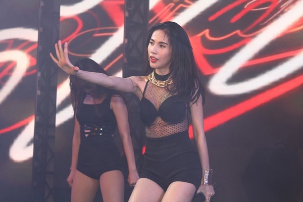 Sao Viet hoi ha chay show truoc va sau dam cuoi hinh anh